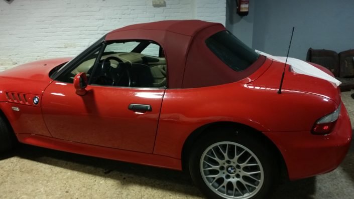 Instalación de capota en un BMW rojo