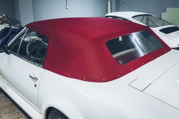 Capota de lona roja para coche