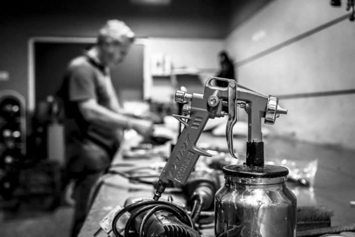 Profesional artesano realiza tapicería de salpicadero